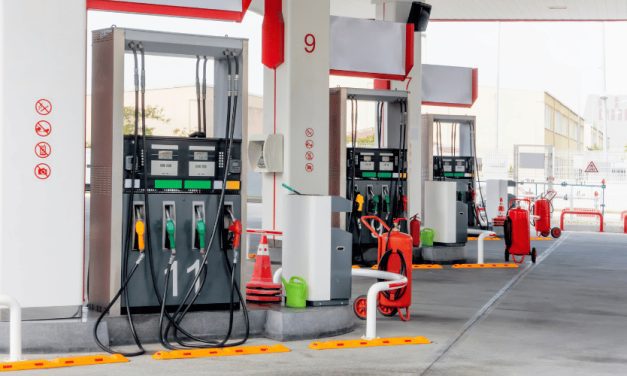 Florida: Precios de la gasolina siguen bajando cuando se aproximan las fiestas de fin de año