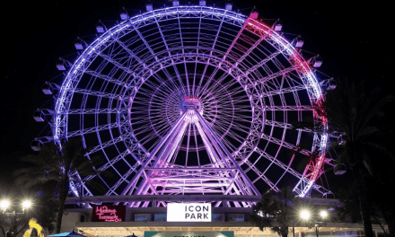 ¡Pánico! Más de 60 personas quedan atrapadas en atracción de un parque en Orlando