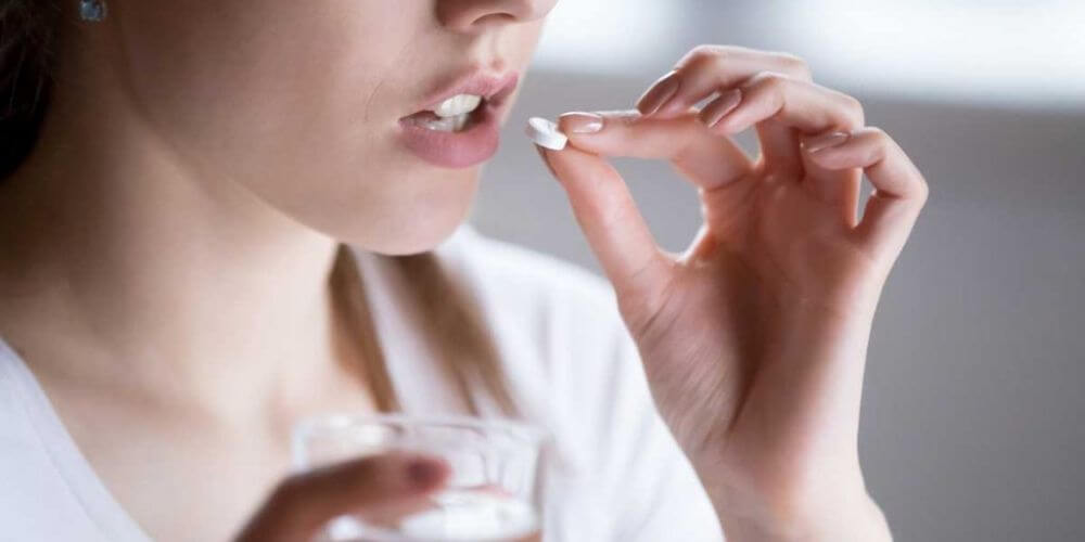 gobierno-federal-permite-a-farmacias-en-Florida-distribuir-pildoras-abortivas-mujer-tomando-pildora-para-abortar-lafloridaseinforma.com