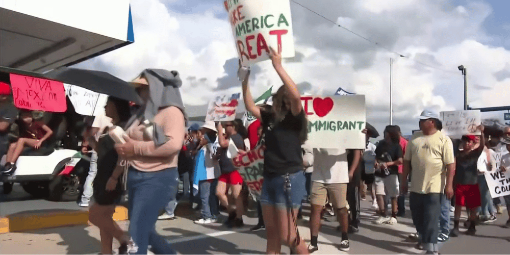 manifestantes-orlando-ley-de-inmigracion-lafloridaseinforma.com