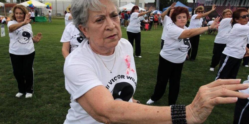 Miami-Dade-inician-programa-alternativo-para-ancianos-con-guarderia-y-atencion-domiciliaria-ancianos-haciendo-tai-chi-lafloridaseinforma.com