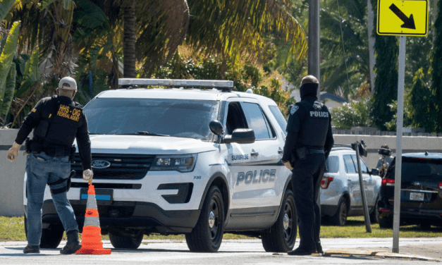 Policía busca motociclista acusado de agredir a un hombre en Miami Beach