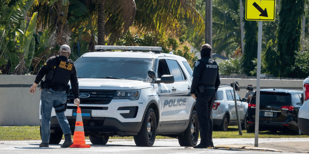 Policía busca motociclista acusado de agredir a un hombre en Miami Beach