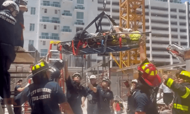 Trabajador hospitalizado tras ser atravesado por barras de refuerzo en una obra en construcción en Miami