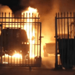 Automóvil fue envuelto en llamas afectando a un taller mecánico en Miami