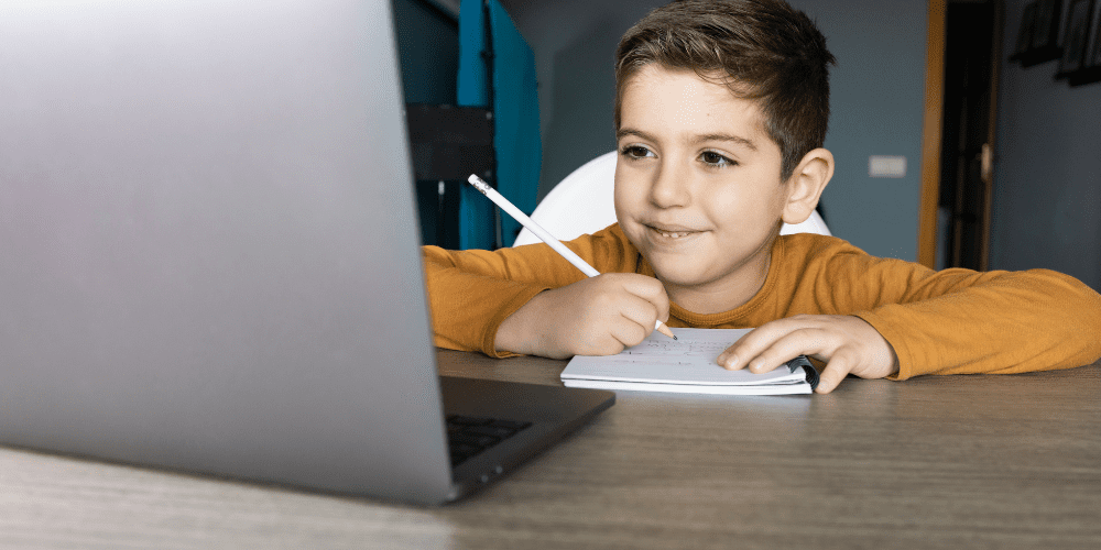 top-de-la-mejores-escuelas-privadas-en-linea-en-Miami-niño-estudiando-online-lafloridaseinforma.com