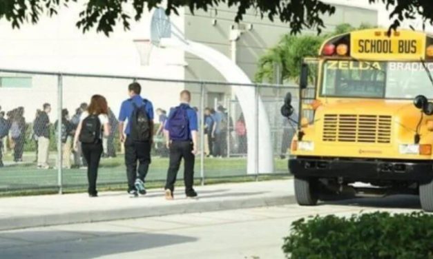 Florida: Estudiantes de Broward salen a la calle a protestar en apoyo a maestros suspendidos