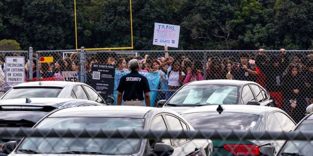 Florida-estudiantes-de-Broward-salen-a-la-calle-a-protestar-en-apoyo-a-maestros-suspendidos-manifestacion-lafloridaseinforma.com