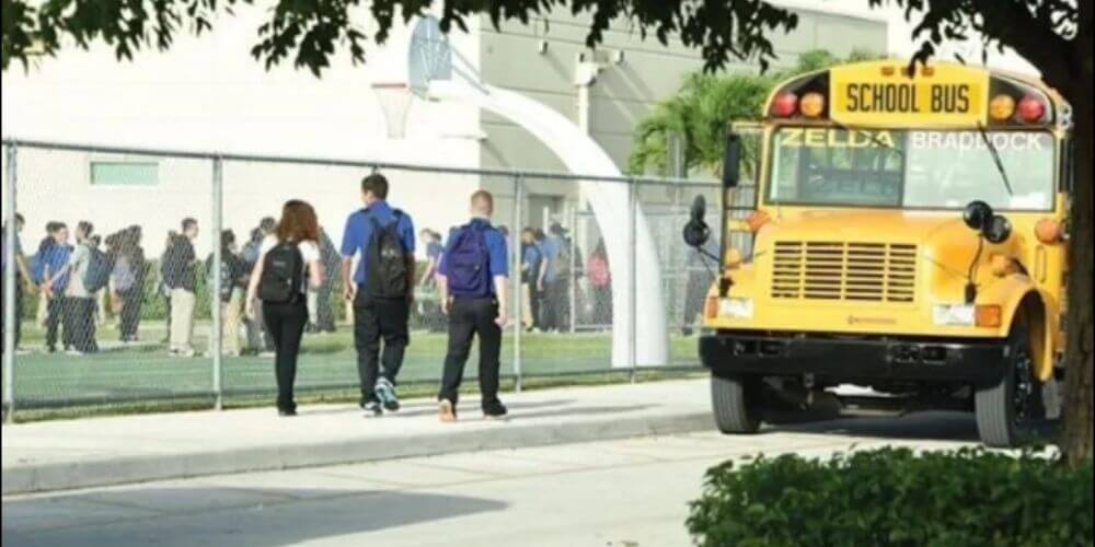 Florida: Estudiantes de Broward salen a la calle a protestar en apoyo a maestros suspendidos