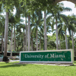 Estudiantes de la Universidad de Miami reaccionan luego de que un correo electrónico “demasiado provocativo” llamara la atención