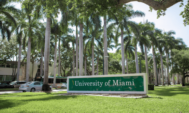 Estudiantes de la Universidad de Miami reaccionan luego de que un correo electrónico “demasiado provocativo” llamara la atención