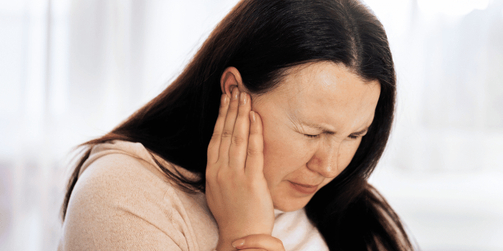 zumbido-en-los-oidos-como-se-cura-el-tinnitus-mujer-con-zumbido-lafloridaseinforma.com