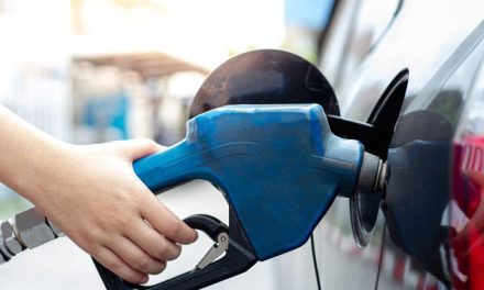 Florida: Conductores se benefician por los bajos precios de la gasolina de 2023