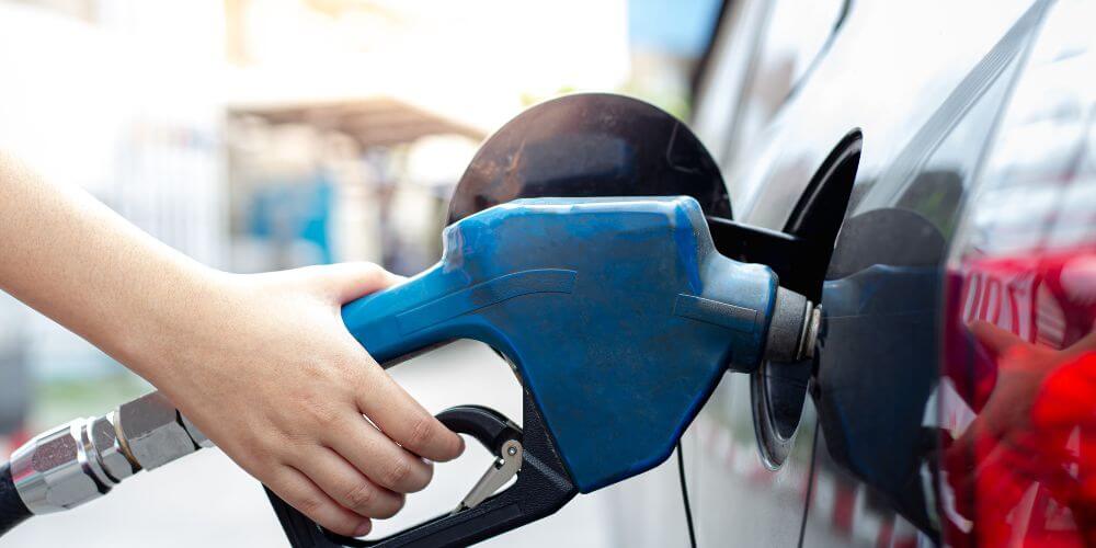 Florida: Conductores se benefician por los bajos precios de la gasolina de 2023