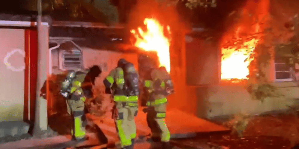 Fuerte incendio de dúplex deja 8 personas desplazadas en Miami-Dade