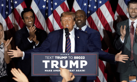 Trump gana fácilmente las primarias de Florida; DeSantis queda de tercero