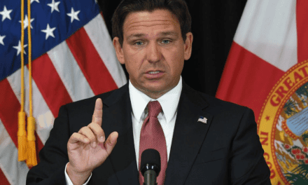 Florida aumenta el salario de los maestros y DeSantis culpa a los sindicatos por los problemas educativos en el estado