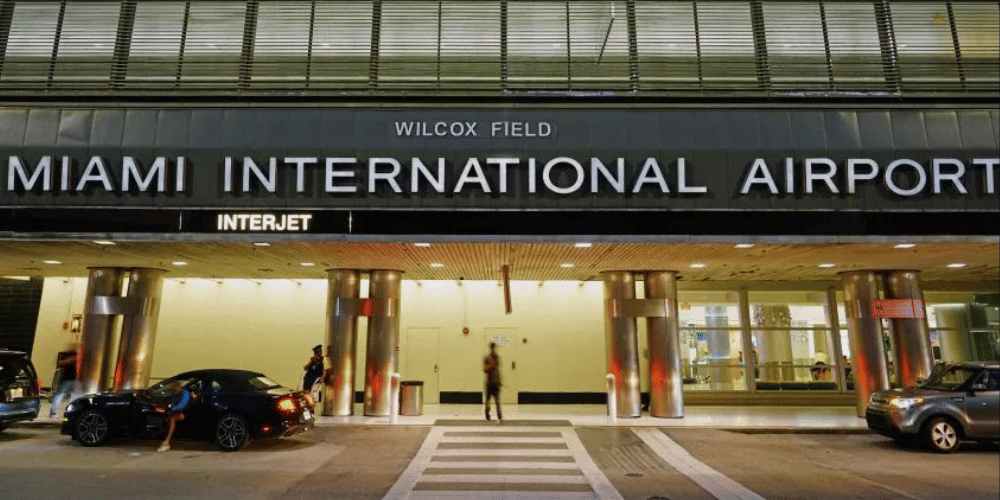 Apuñalan a mujer en el Aeropuerto Internacional de Miami y obligan a evacuar a cientos de viajeros