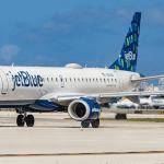 Hallan a dos personas muertas en un avión de JetBlue en Florida