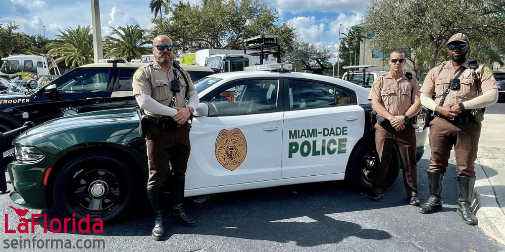 Oficiales de policía patrullando y garantizando la seguridad en Miami Beach tras anuncio de operación militar contra Irán