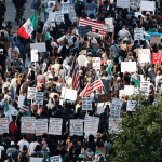 Multitudinarias protestas “Sin Reyes” colapsan la A1A en Fort Lauderdale en rechazo a las políticas de Trump