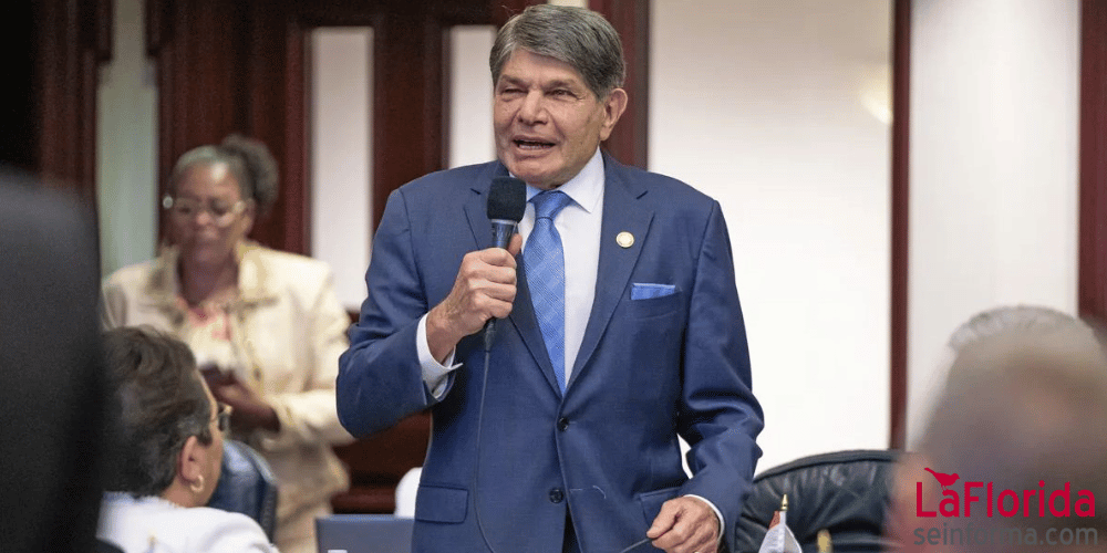 Joe Casello, representante estatal de Florida y exbombero, durante un acto público

