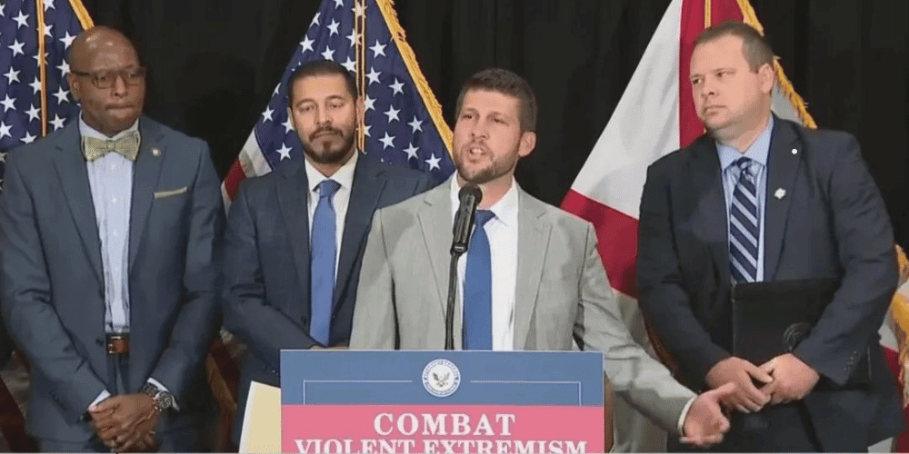 Fiscal General de Florida James Uthmeier anunciando el nuevo portal contra el extremismo violento en rueda de prensa