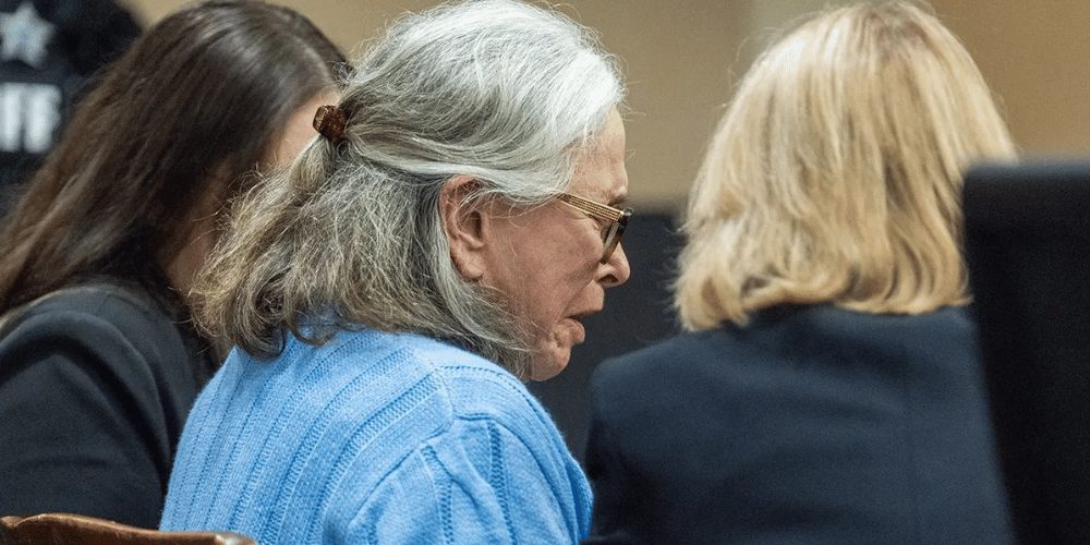 Donna Adelson escoltada por agentes judiciales durante su sentencia por el asesinato de Daniel Markel en Tallahassee