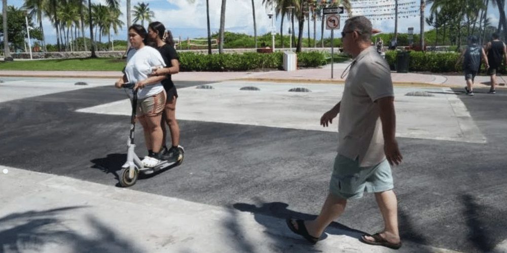 Trabajadores del Departamento de Transporte de Florida realizando la eliminación del paso peatonal arcoíris en Ocean Drive, Miami Beach