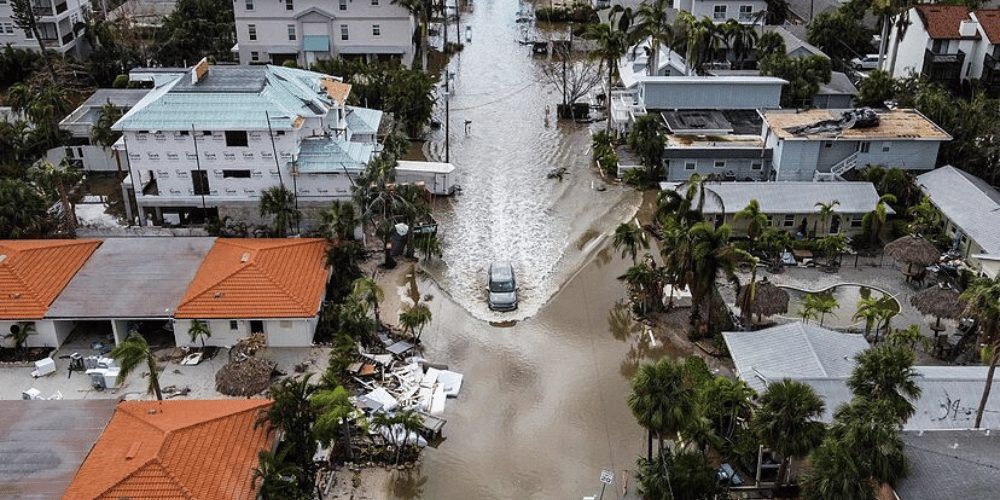 Emergencia por tormentas: Carretera colapsada por inundaciones en Mount Dora, condado de Lake, Florida tras las fuertes lluvias