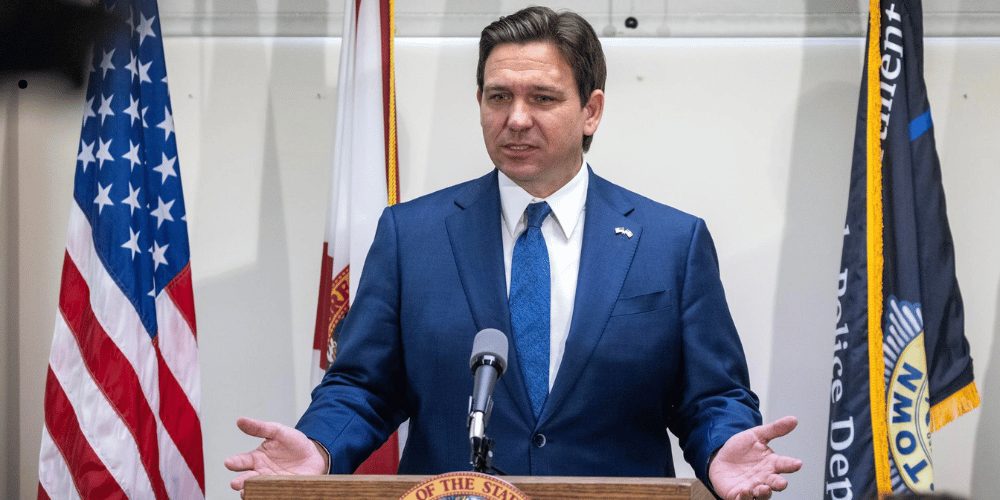 Gobernador Ron DeSantis anuncia reembolsos de seguros de auto para asegurados de Progressive en Florida durante conferencia de prensa