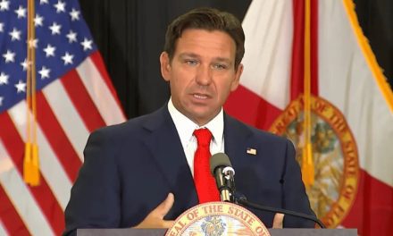 DeSantis anuncia reembolsos de Progressive para asegurados de autos en Florida tras reforma de seguros