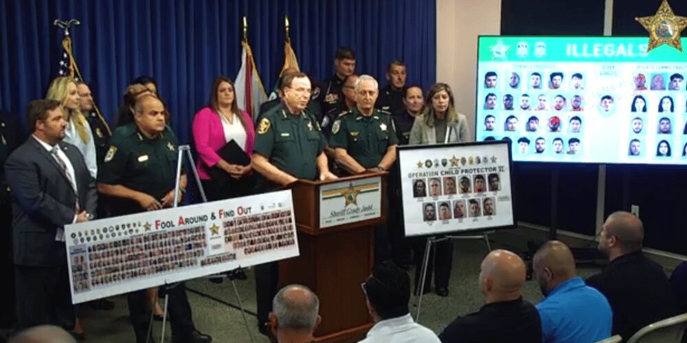 Agentes del orden durante conferencia de prensa anunciando resultados de operación Florida menores desaparecidos