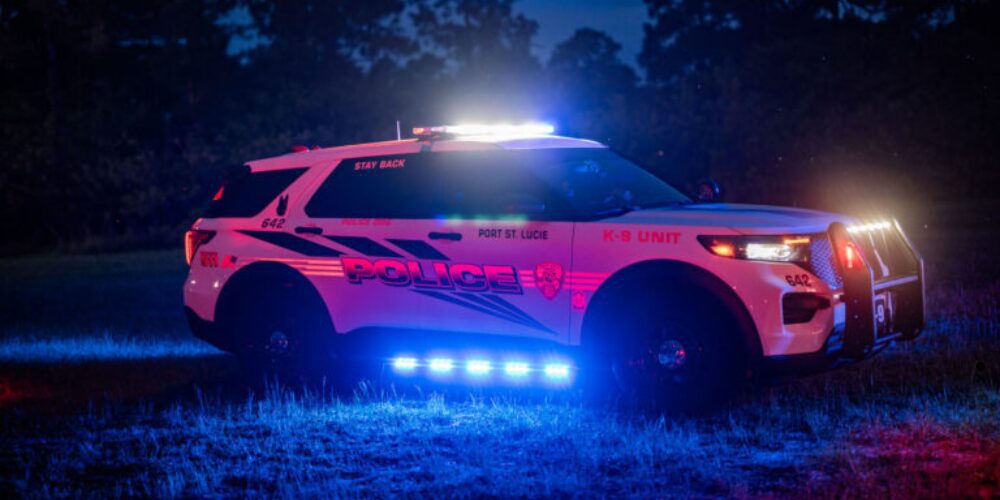 Oficiales de policía y vehículos de emergencia en la cuadra 11000 de SW Lake Park Drive, donde fue herido el oficial de Port St. Lucie, tras el tiroteo