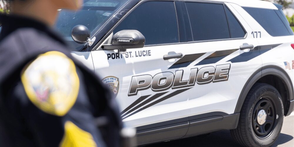 Oficial de Port St. Lucie recibe disparo en la cara respondiendo a llamada por disputa vecinal