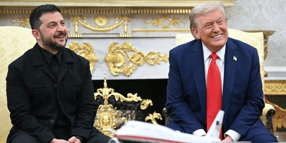 Presidentes Volodymyr Zelensky y Trump reunidos en una sala de conferencias, durante su encuentro en Florida para tratar la guerra en Ucrania.