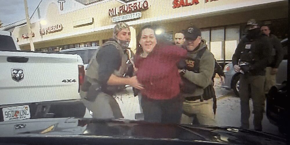 Arrestan a Jennifer Cruz por golpear a policía en Florida durante operativo de ICE | Noticias Florida