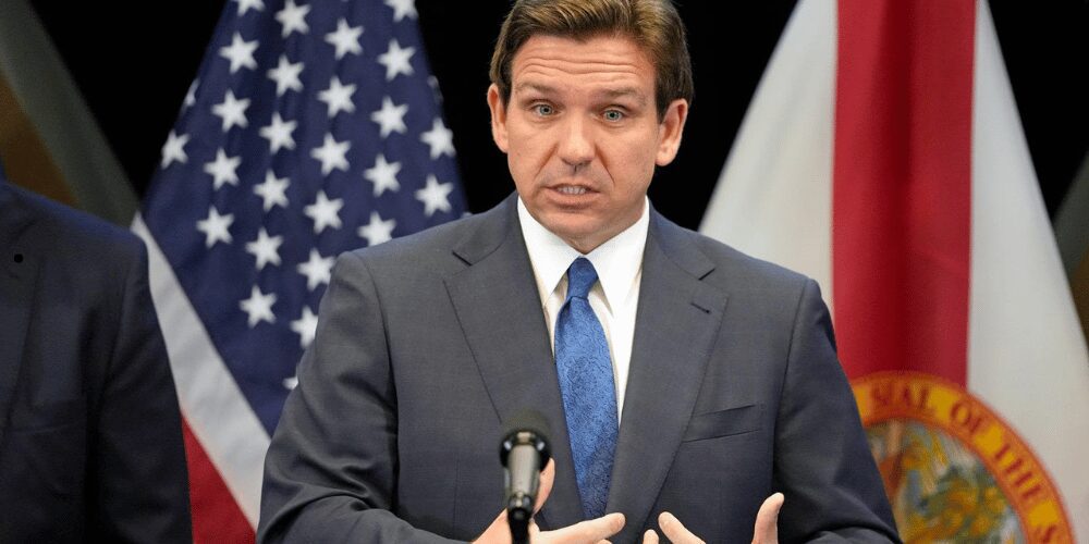 Gobernador de Florida, Ron DeSantis, hablando en una rueda de prensa sobre los posibles cargos estatales contra Maduro.