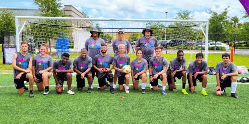 Grupo de atletas del Equipo Florida listos para participar en los Juegos Olímpicos Especiales de Estados Unidos, mostrando su alegría y espíritu deportivo.