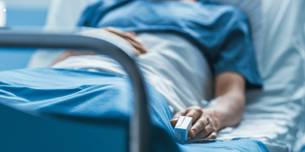 mujer en cama de hospital. Hospital demanda a paciente